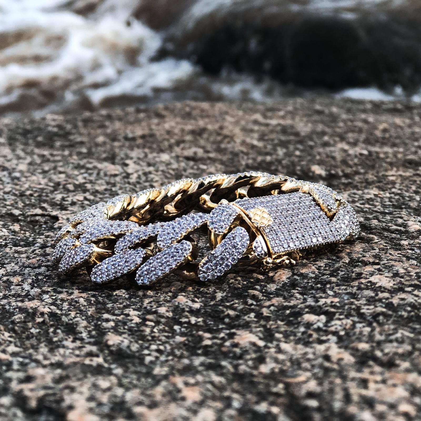 “14K Gold Plated Cuban Link Bracelet – 18mm Iced Out with AAA Cubic Zirconia, 7 Inch, Hip Hop Jewelry for Men 961531